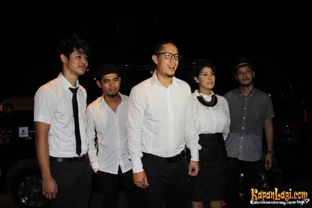 Foto Maliq and D Essentials