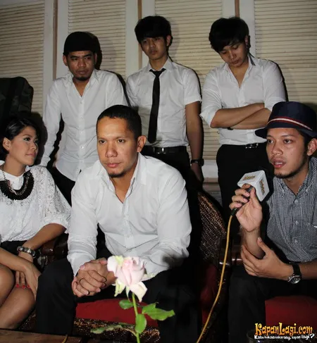 Foto Maliq and D Essentials