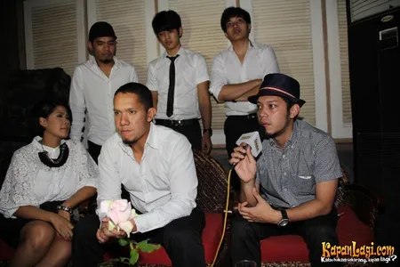 Foto Maliq and D Essentials