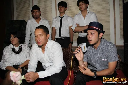Foto Maliq and D Essentials