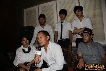 Foto Maliq and D Essentials