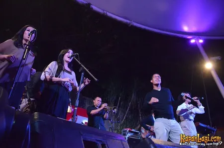 Foto Maliq and D Essentials