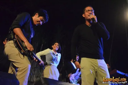 Foto Maliq and D Essentials