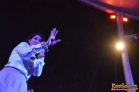 Foto Maliq and D Essentials