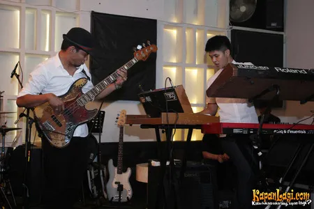 Foto Maliq and D Essentials