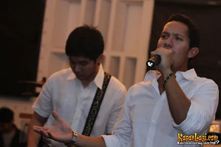 Foto Maliq and D Essentials