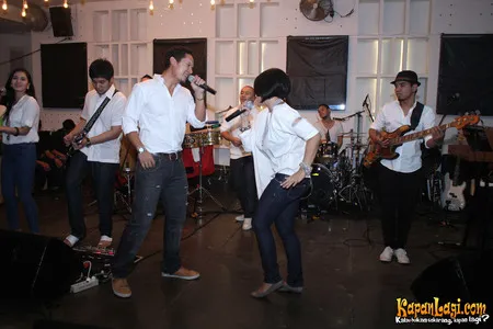 Foto Maliq and D Essentials