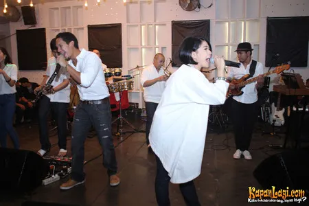 Foto Maliq and D Essentials