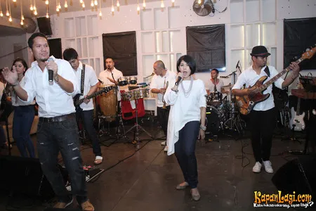 Foto Maliq and D Essentials