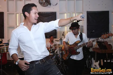 Foto Maliq and D Essentials