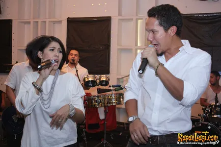 Foto Maliq and D Essentials