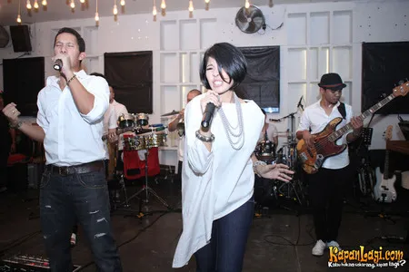 Foto Maliq and D Essentials