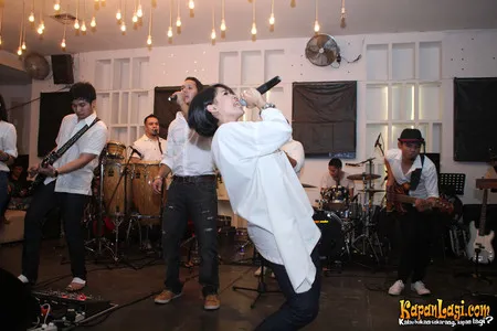 Foto Maliq and D Essentials