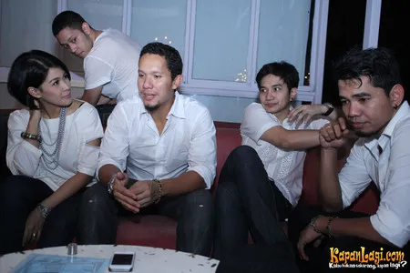 Foto Maliq and D Essentials