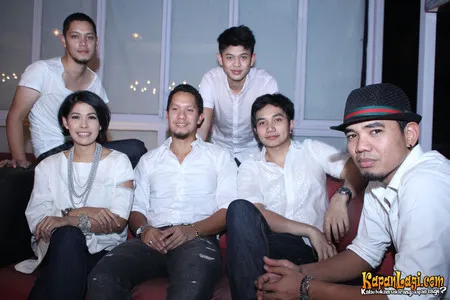 Foto Maliq and D Essentials