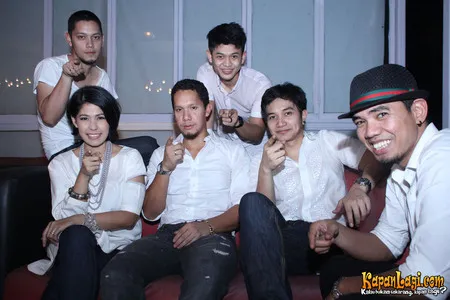 Foto Maliq and D Essentials