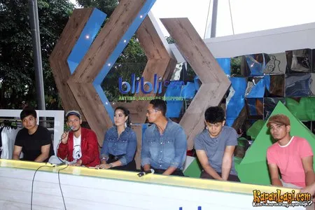 Foto Maliq and D Essentials