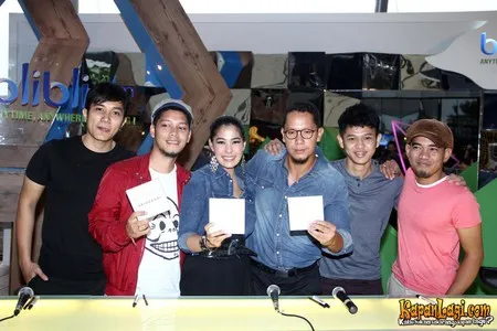 Foto Maliq and D Essentials