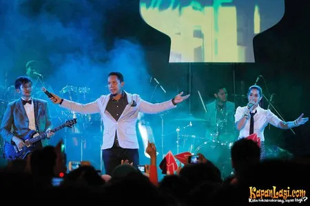 Foto Maliq and D Essentials