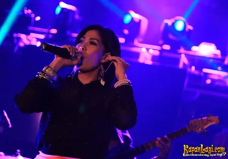 Foto Maliq and D Essentials