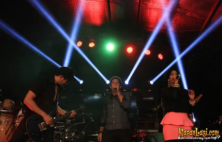 Foto Maliq and D Essentials