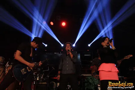 Foto Maliq and D Essentials