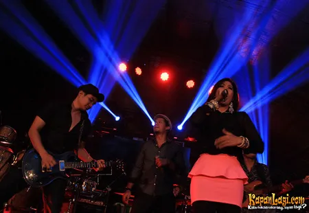 Foto Maliq and D Essentials