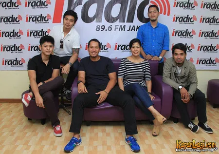 Foto Maliq and D Essentials