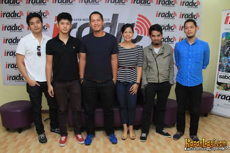 Foto Maliq and D Essentials