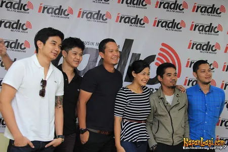 Foto Maliq and D Essentials