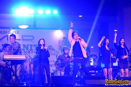 Foto Maliq and D Essentials