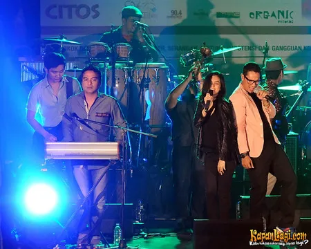 Foto Maliq and D Essentials