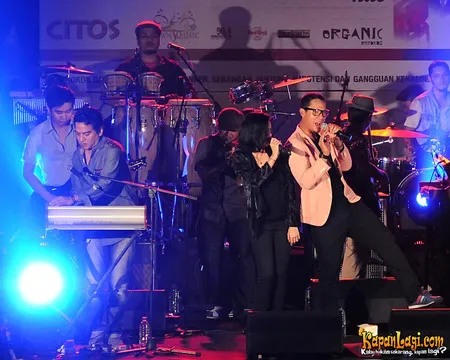 Foto Maliq and D Essentials