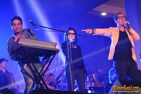 Foto Maliq and D Essentials