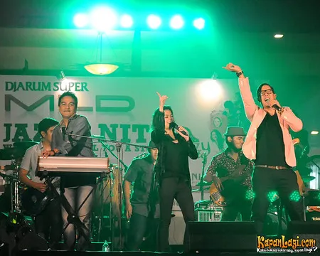 Foto Maliq and D Essentials