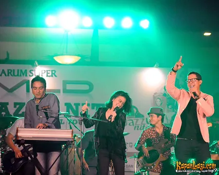 Foto Maliq and D Essentials