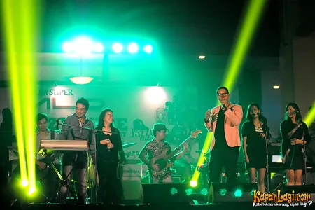 Foto Maliq and D Essentials