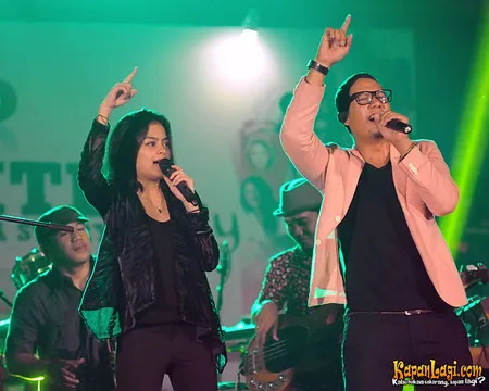 Foto Maliq and D Essentials