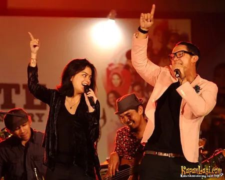 Foto Maliq and D Essentials