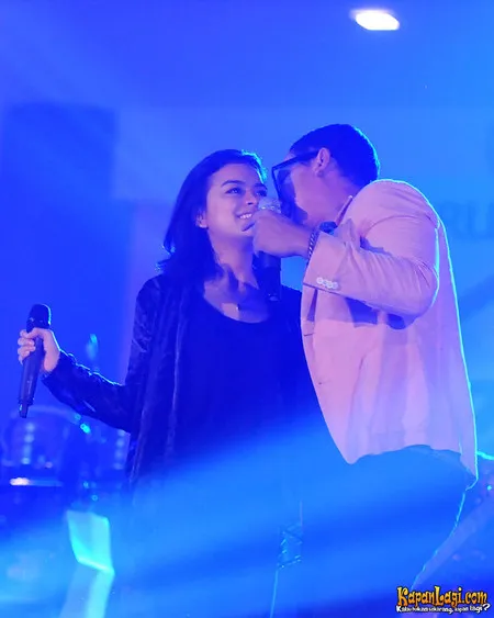 Foto Maliq and D Essentials