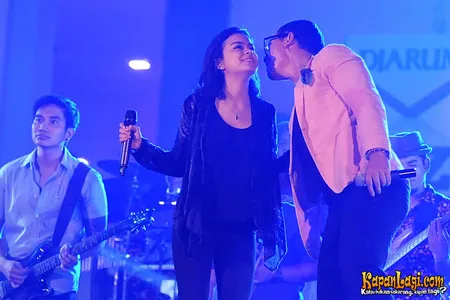 Foto Maliq and D Essentials