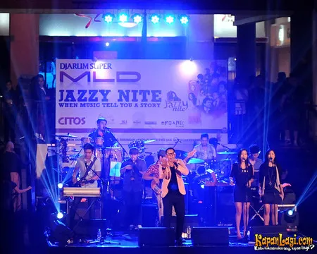 Foto Maliq and D Essentials