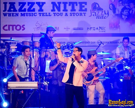 Foto Maliq and D Essentials