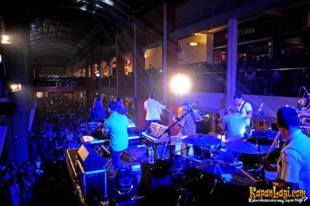 Foto Maliq and D Essentials