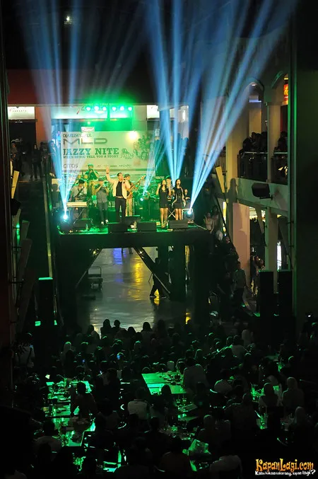 Foto Maliq and D Essentials