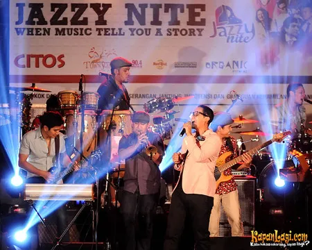 Foto Maliq and D Essentials