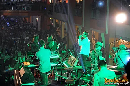 Foto Maliq and D Essentials