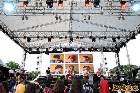 Foto Maliq and D Essentials