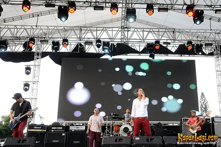 Foto Maliq and D Essentials