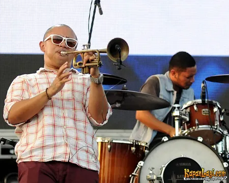 Foto Maliq and D Essentials